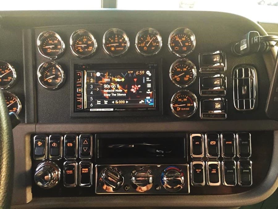 Lee's Electronics car audio shop in East Brunswick, New Jersey photo 6