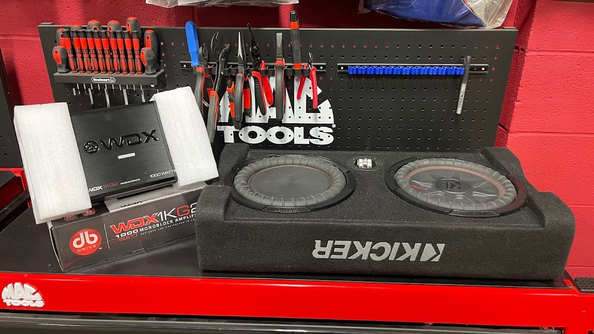 FOZIER'S ELECTRONICS car audio shop in Edmonton, Alberta photo 6