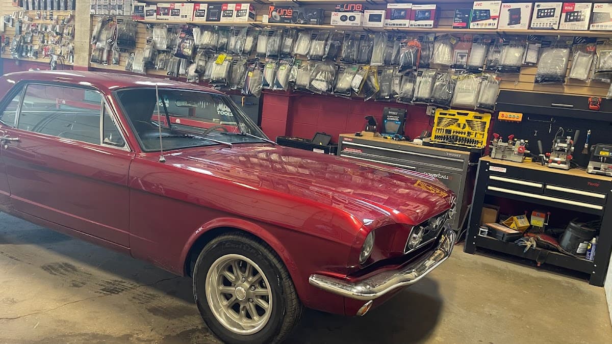 FOZIER'S ELECTRONICS car audio shop in Edmonton, Alberta photo 10